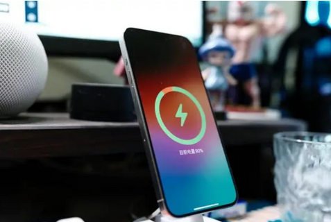 长坡镇苹果15换屏服务分享用什么充电器给iPhone15充电更好 